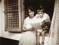 60031749 Een Indo Europese Meisje Leest Voor Uit Een Kinderboek 1925 1935 